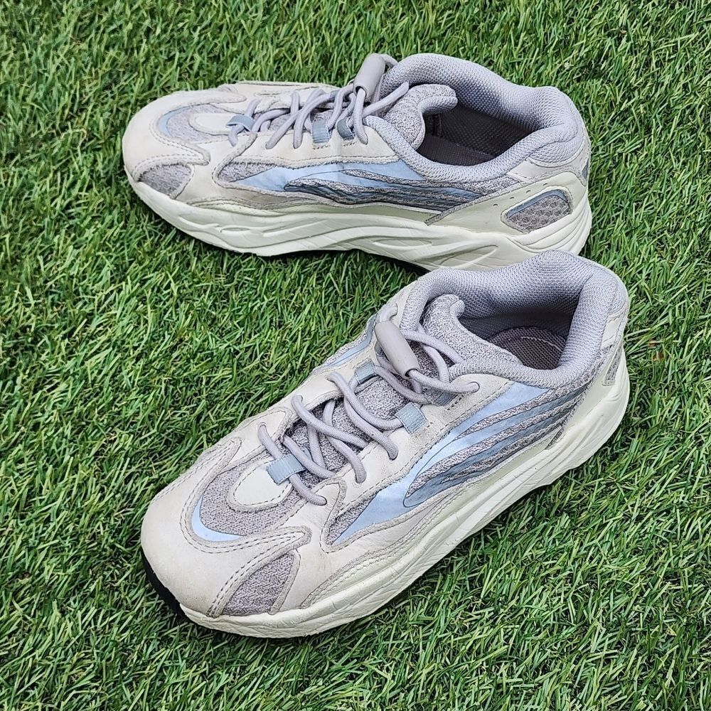 YEEZY BOOST 700 V2 GS - Kids Shoes - SIZE 1Y
